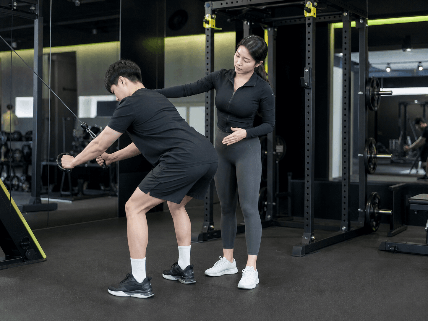 트레이너가 자세를 안내하는 1대1 PT AI 이미지